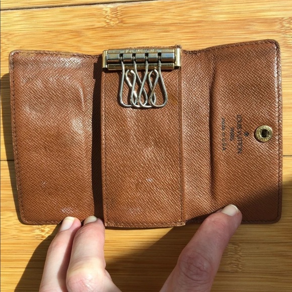 💕SOLD💕Louis Vuitton 4 Key Holder - Picture 4 of 8